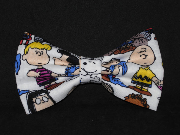 Charlie Brown Bow tie / Charlie Brown & Peanuts Gang on White / Linus / Snoopy / Pre-tied Bow tie