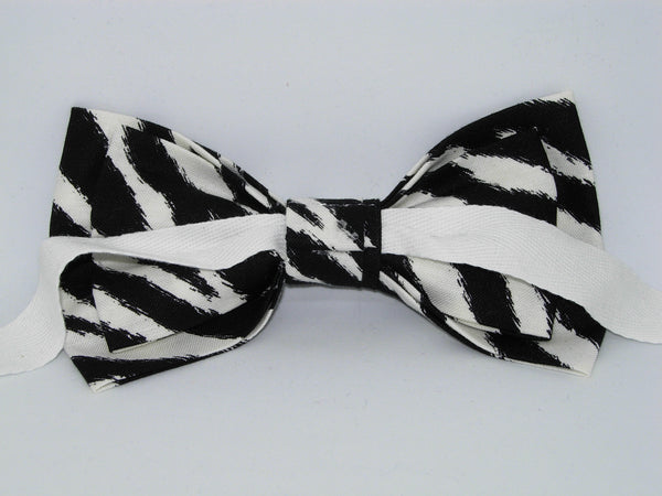 Zebra Bow tie / Black & White Zebra Print / Pre-tied Bow tie